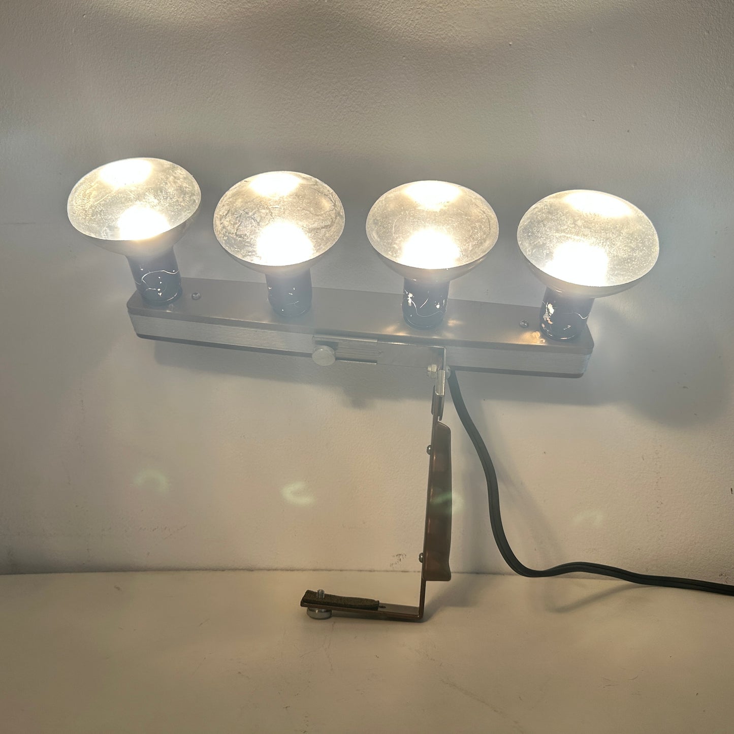 LI008 VINTAGE STUDIO BAR LIGHT