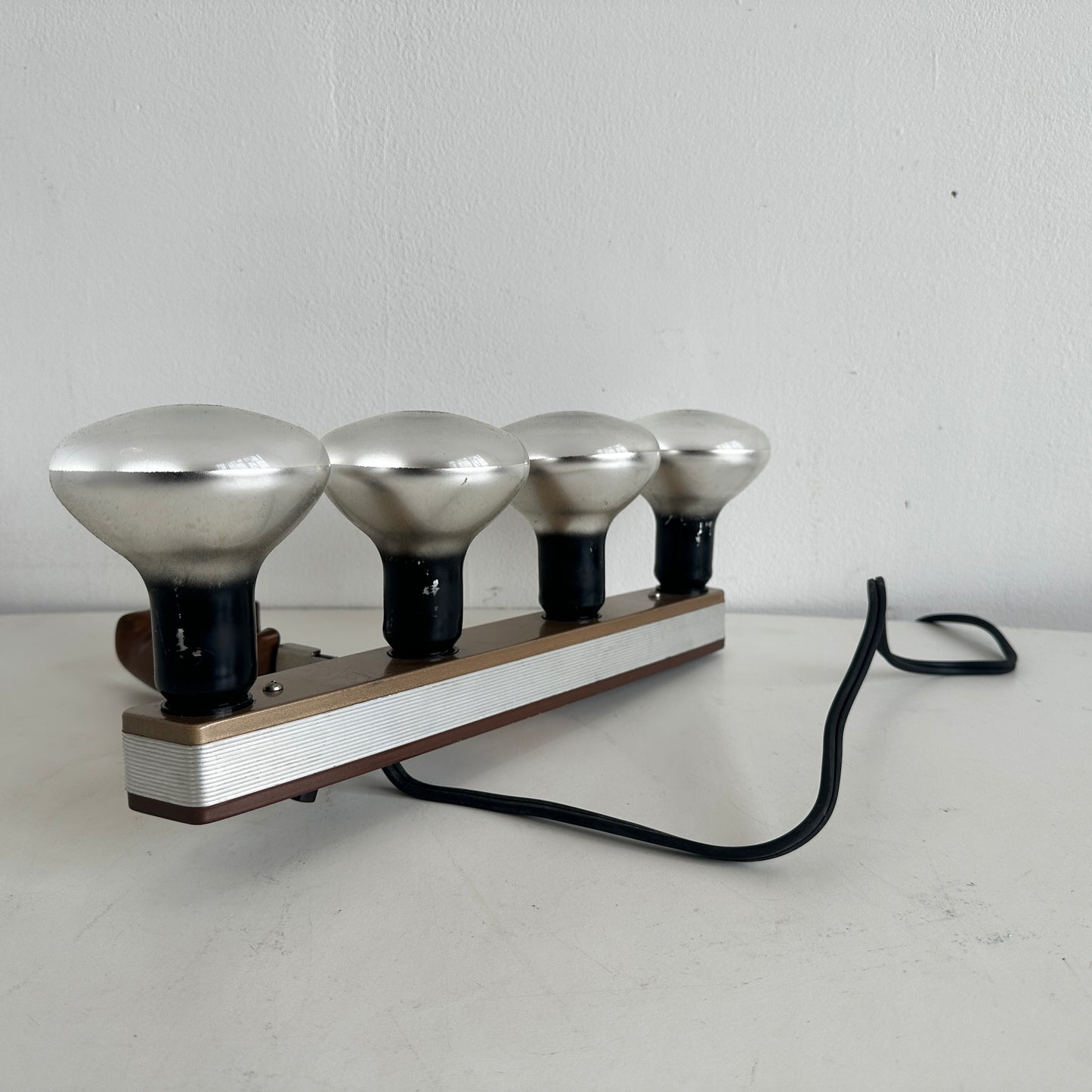 LI008 VINTAGE STUDIO BAR LIGHT