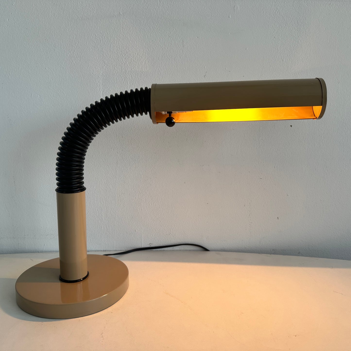 LI010 80'S TAN GOOSENECK DESK LAMP