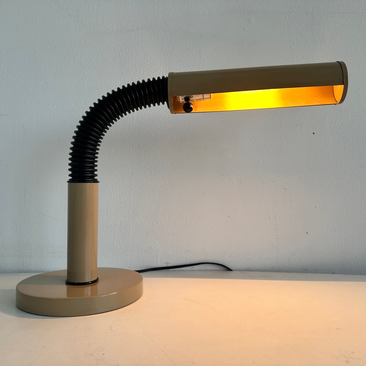 LI010 80'S TAN GOOSENECK DESK LAMP