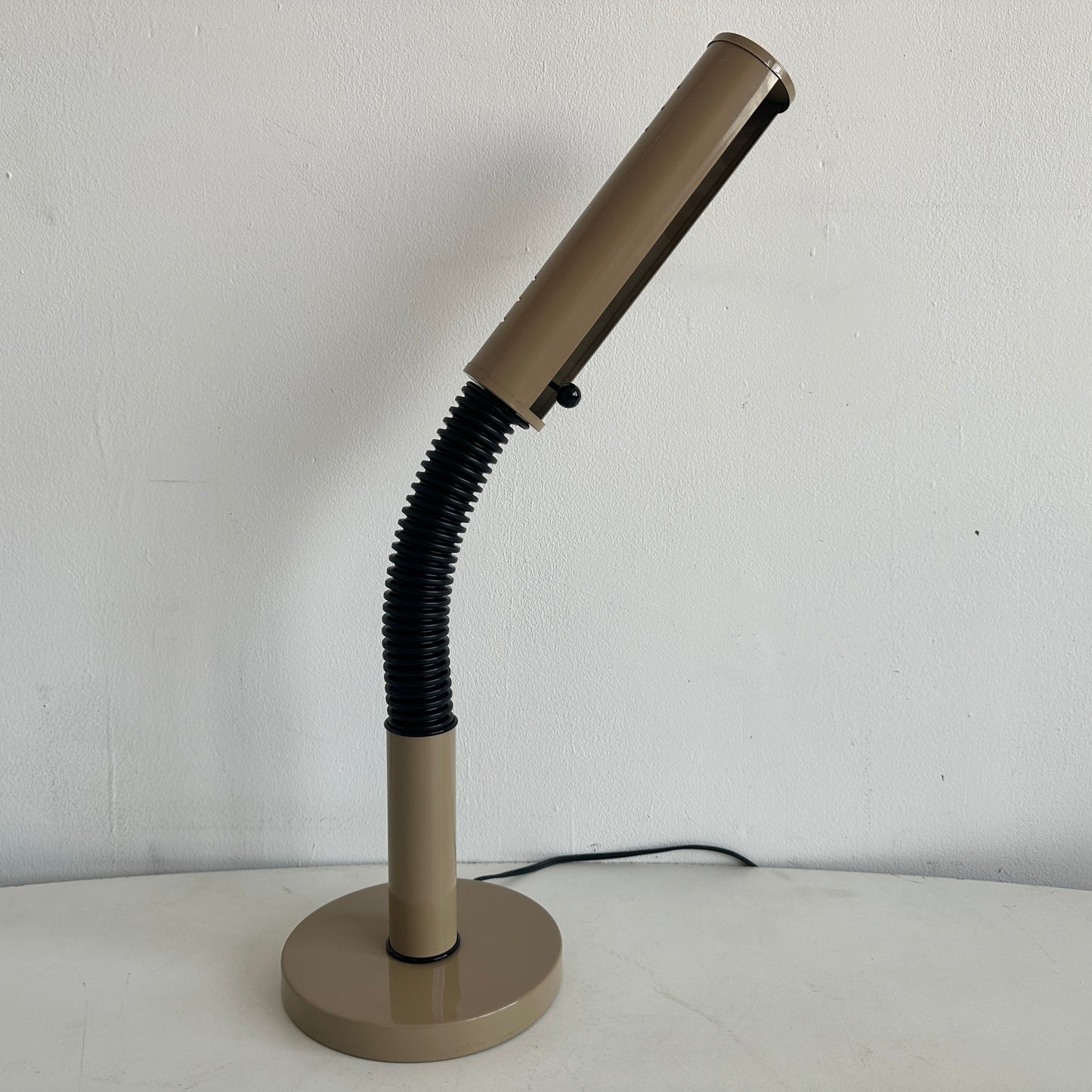 LI010 80'S TAN GOOSENECK DESK LAMP