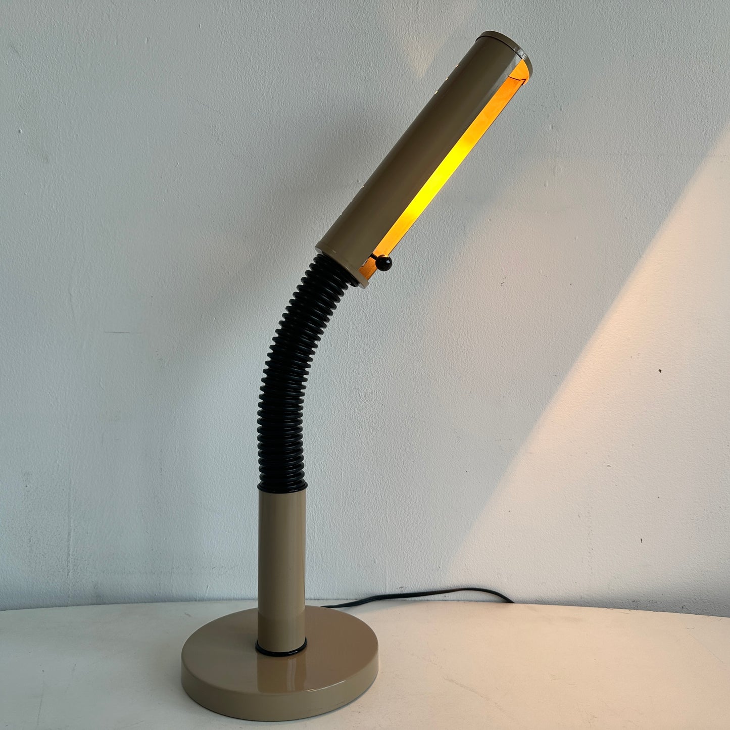 LI010 80'S TAN GOOSENECK DESK LAMP