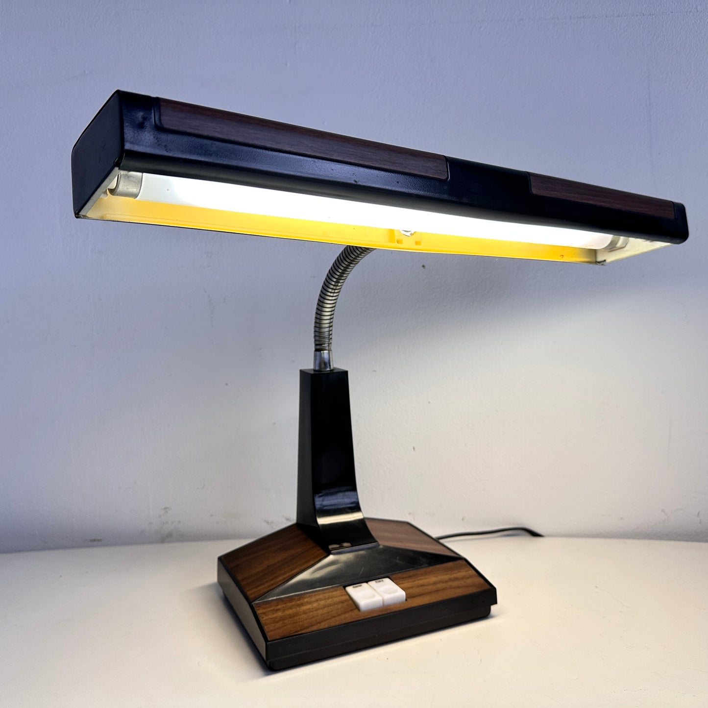 LI011 FAUX WOOD GOOSENECK DESK LAMP
