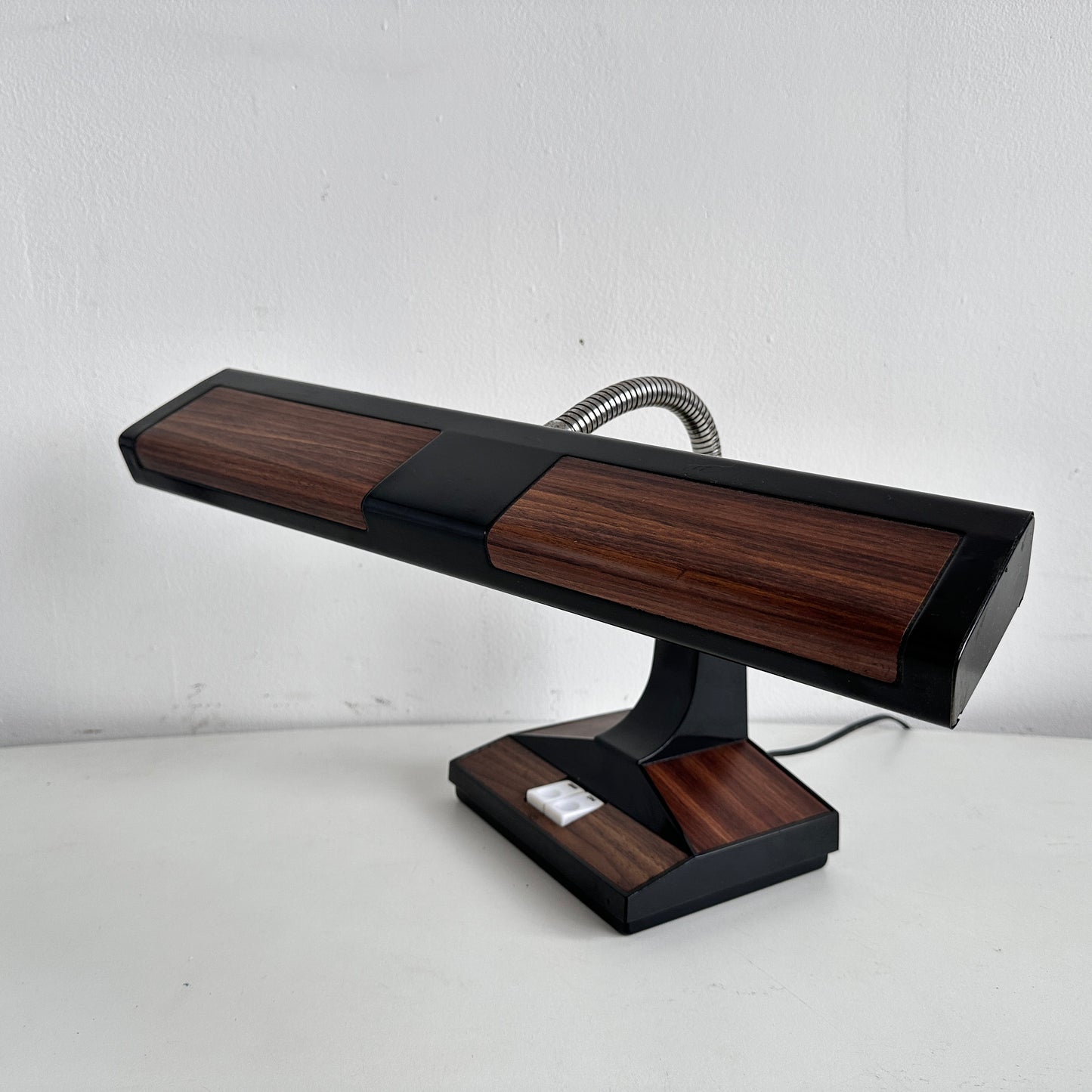 LI011 FAUX WOOD GOOSENECK DESK LAMP