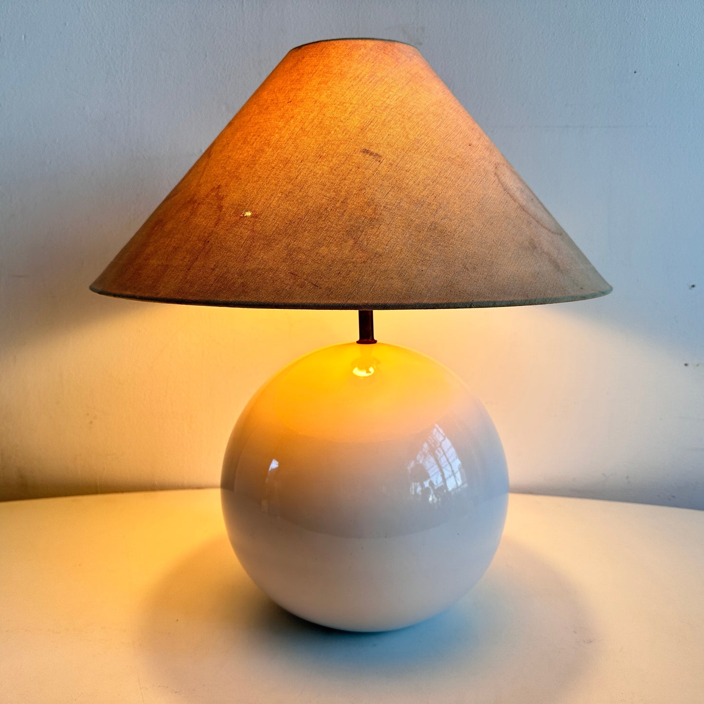 LI012 WHITE CERAMIC ORB LAMP WITH DISTRESSED LAMPSHADE