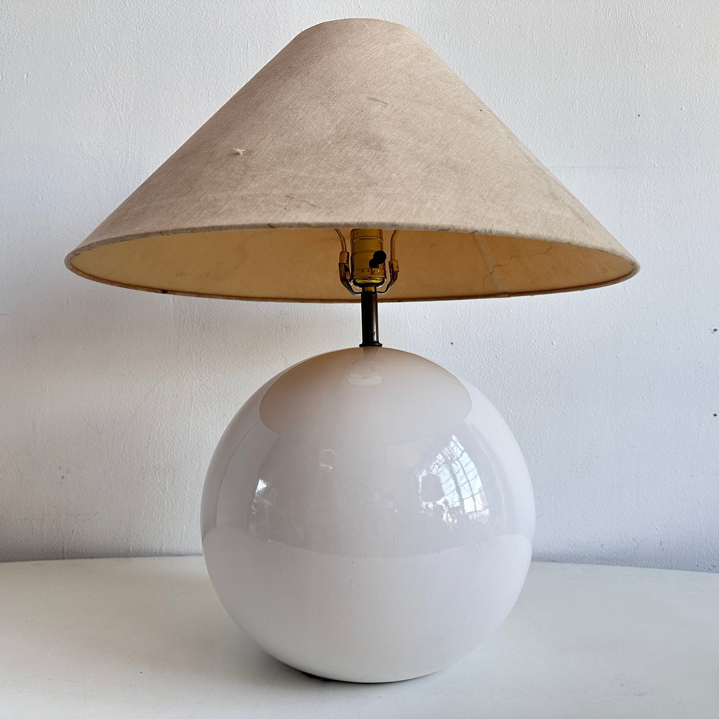 LI012 WHITE CERAMIC ORB LAMP WITH DISTRESSED LAMPSHADE