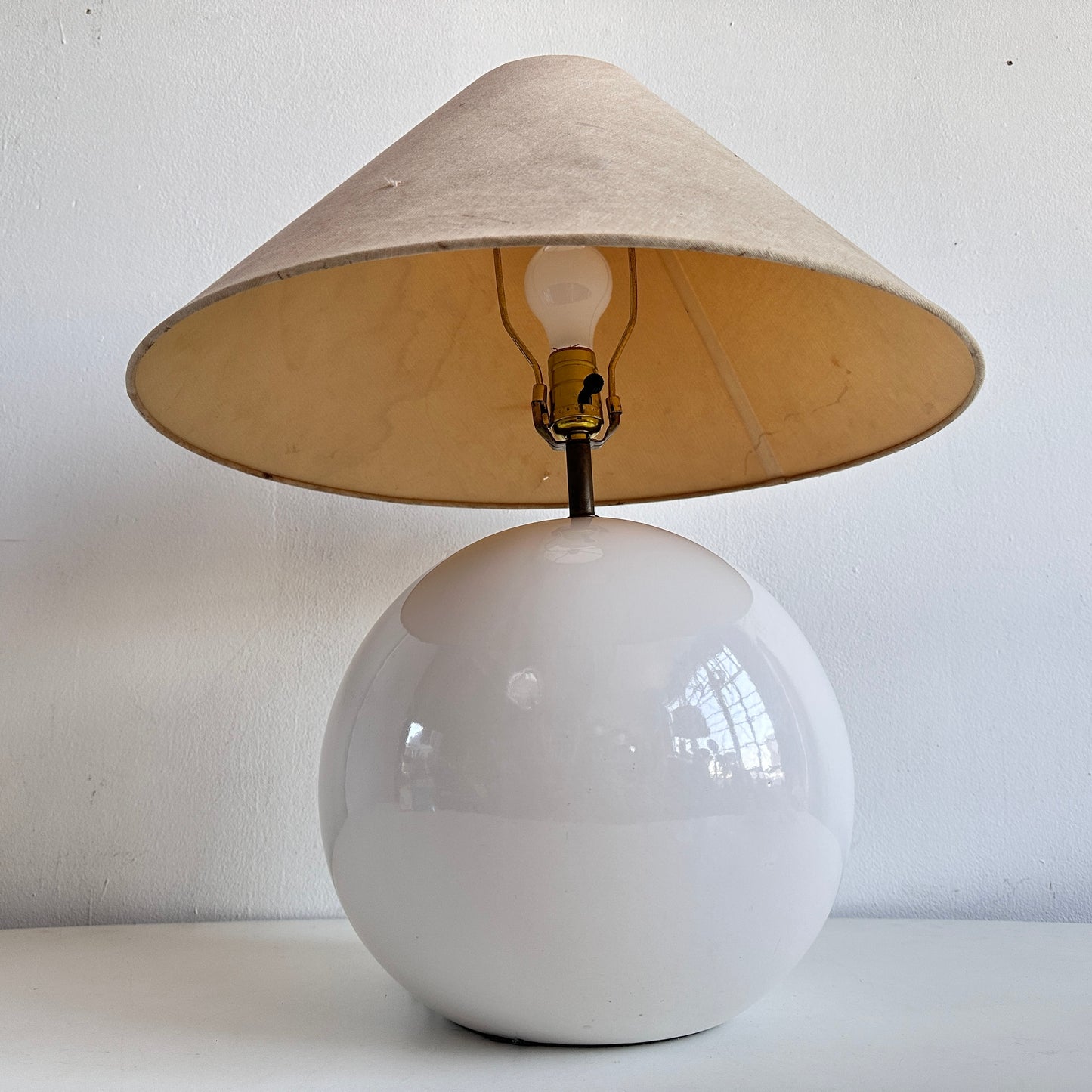 LI012 WHITE CERAMIC ORB LAMP WITH DISTRESSED LAMPSHADE