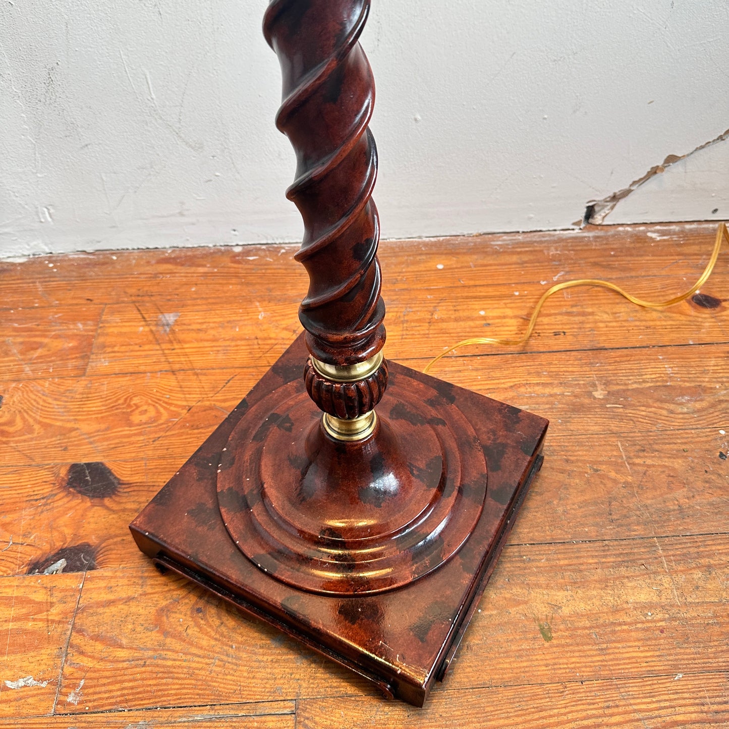 LI016 TWISTED ORNATE FLOOR LAMP