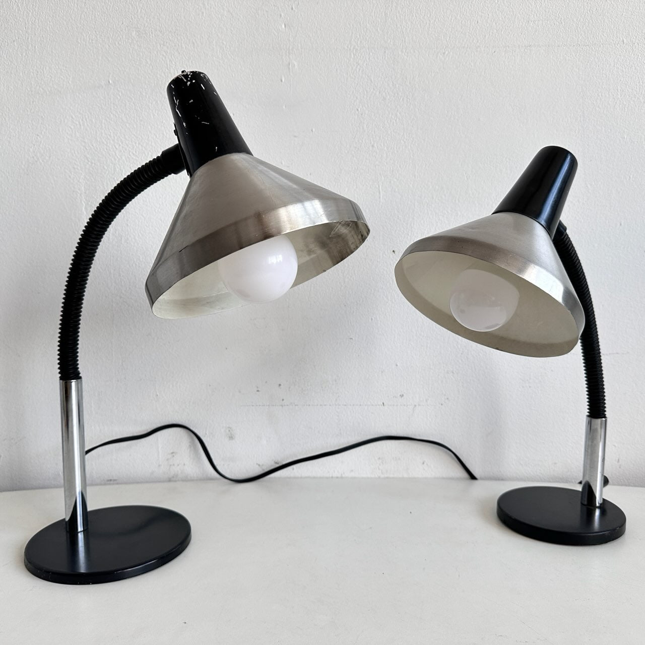 LI021 PAIR OF DUTCH DESIGN GOOSENECK DESK LAMPS