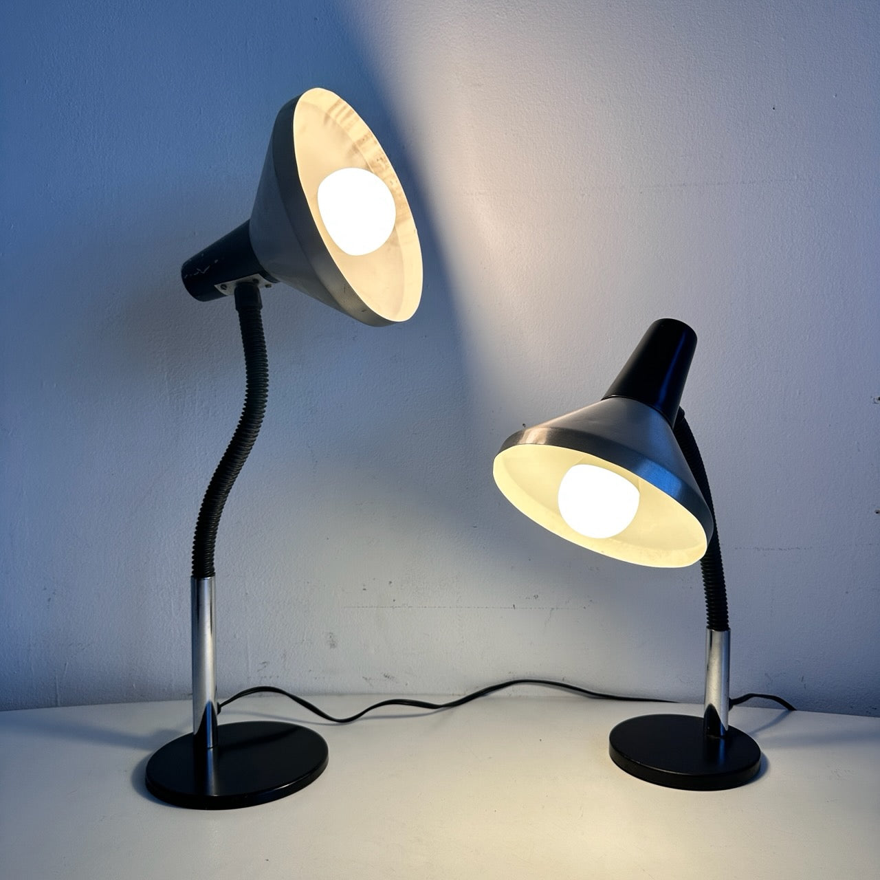 LI021 PAIR OF DUTCH DESIGN GOOSENECK DESK LAMPS
