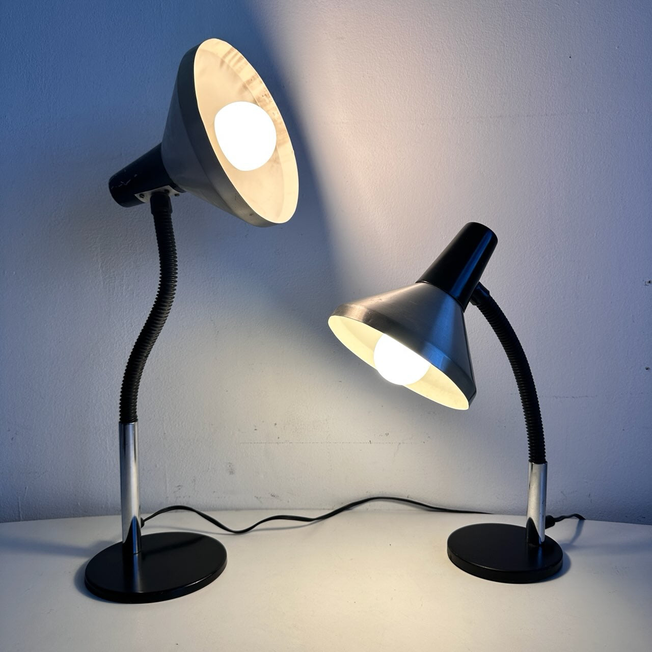 LI021 PAIR OF DUTCH DESIGN GOOSENECK DESK LAMPS