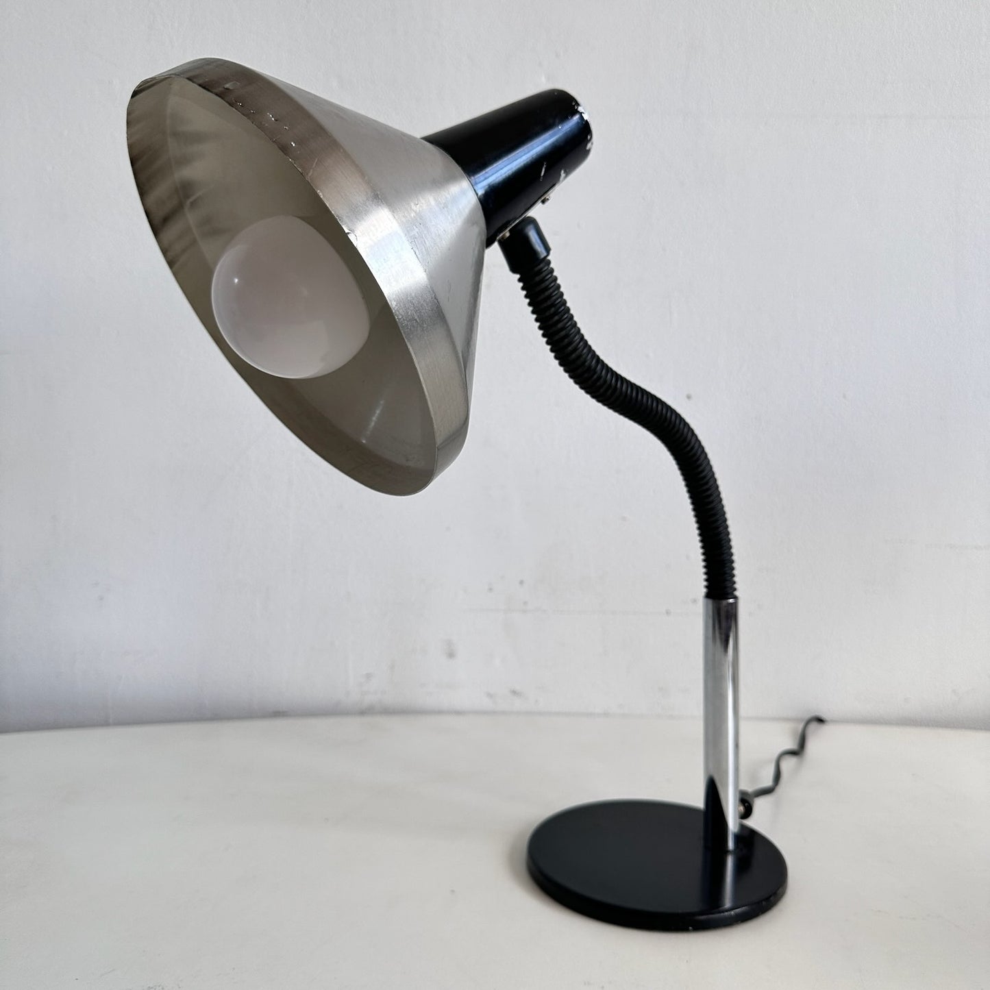 LI021 PAIR OF DUTCH DESIGN GOOSENECK DESK LAMPS