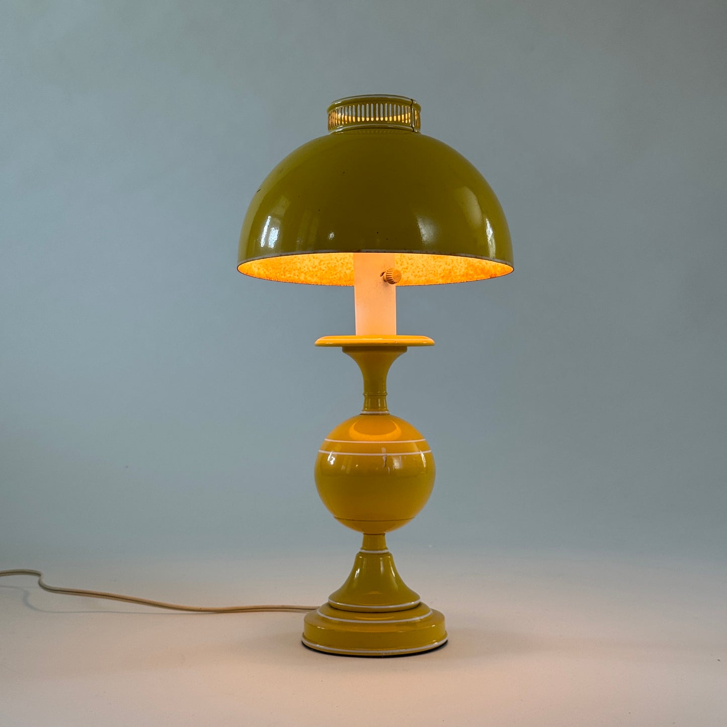 LI030 YELLOW ENAMEL METAL TABLE LAMP