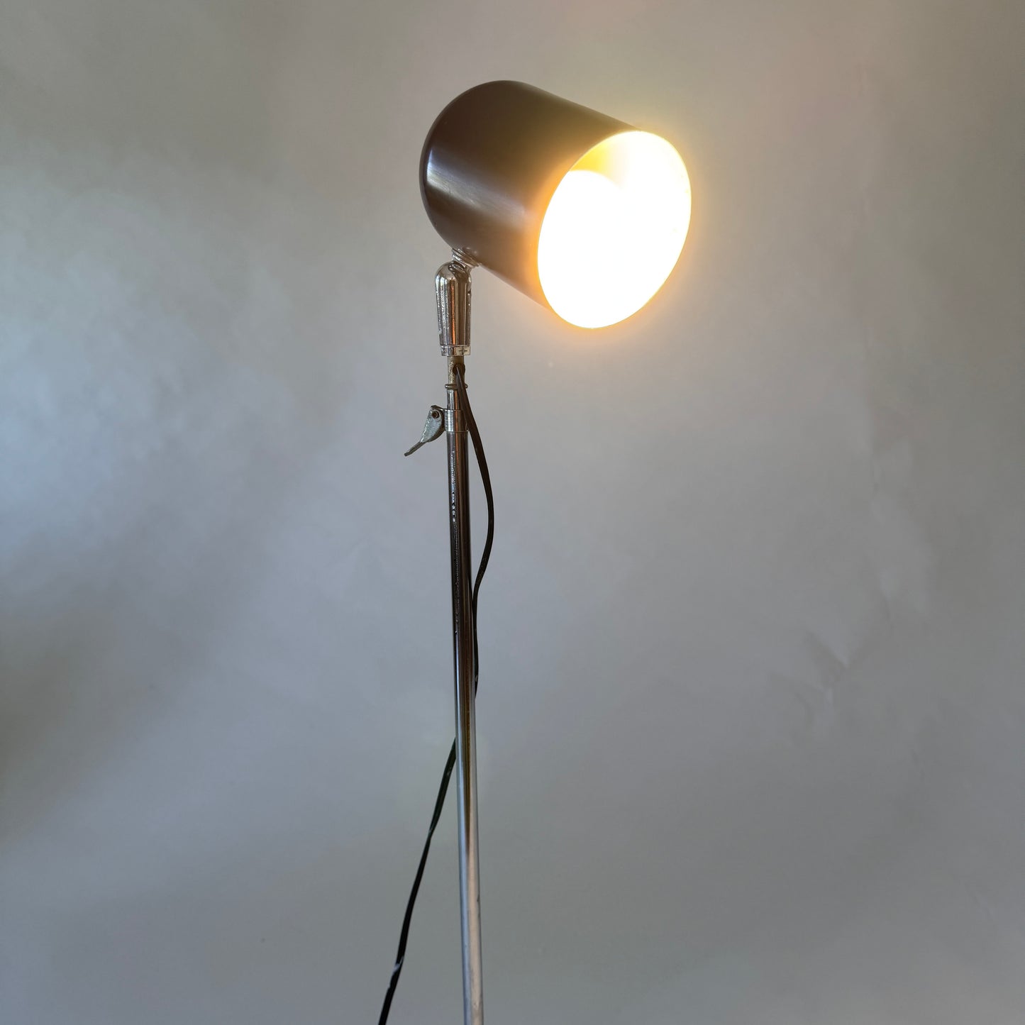 LI033 VINTAGE TELESCOPING TRIPOD LAMP