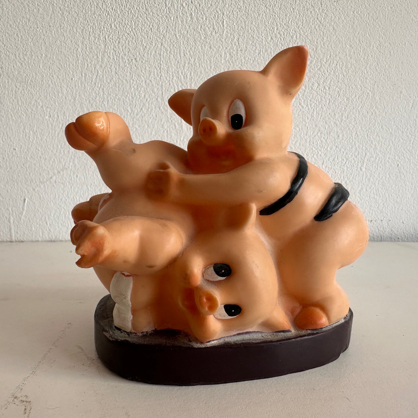 OB002 PLAYFUL PIGGIES