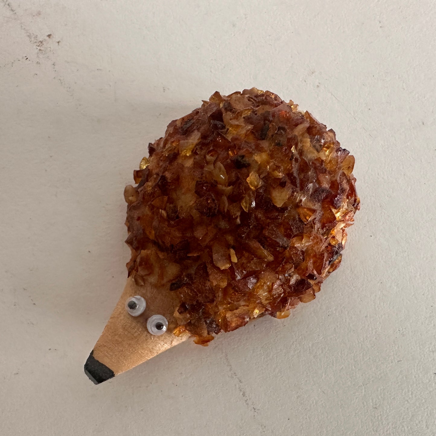 OB010 LITHUANIAN AMBER HEDGEHOG WITH GOOGLY EYES