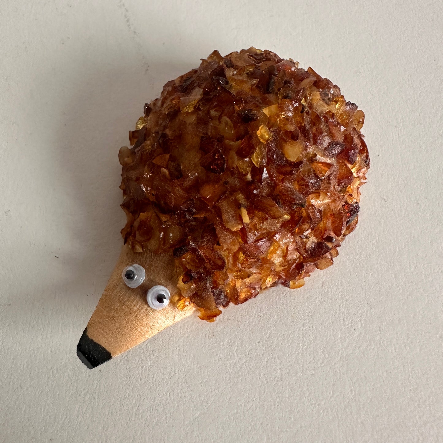 OB010 LITHUANIAN AMBER HEDGEHOG WITH GOOGLY EYES
