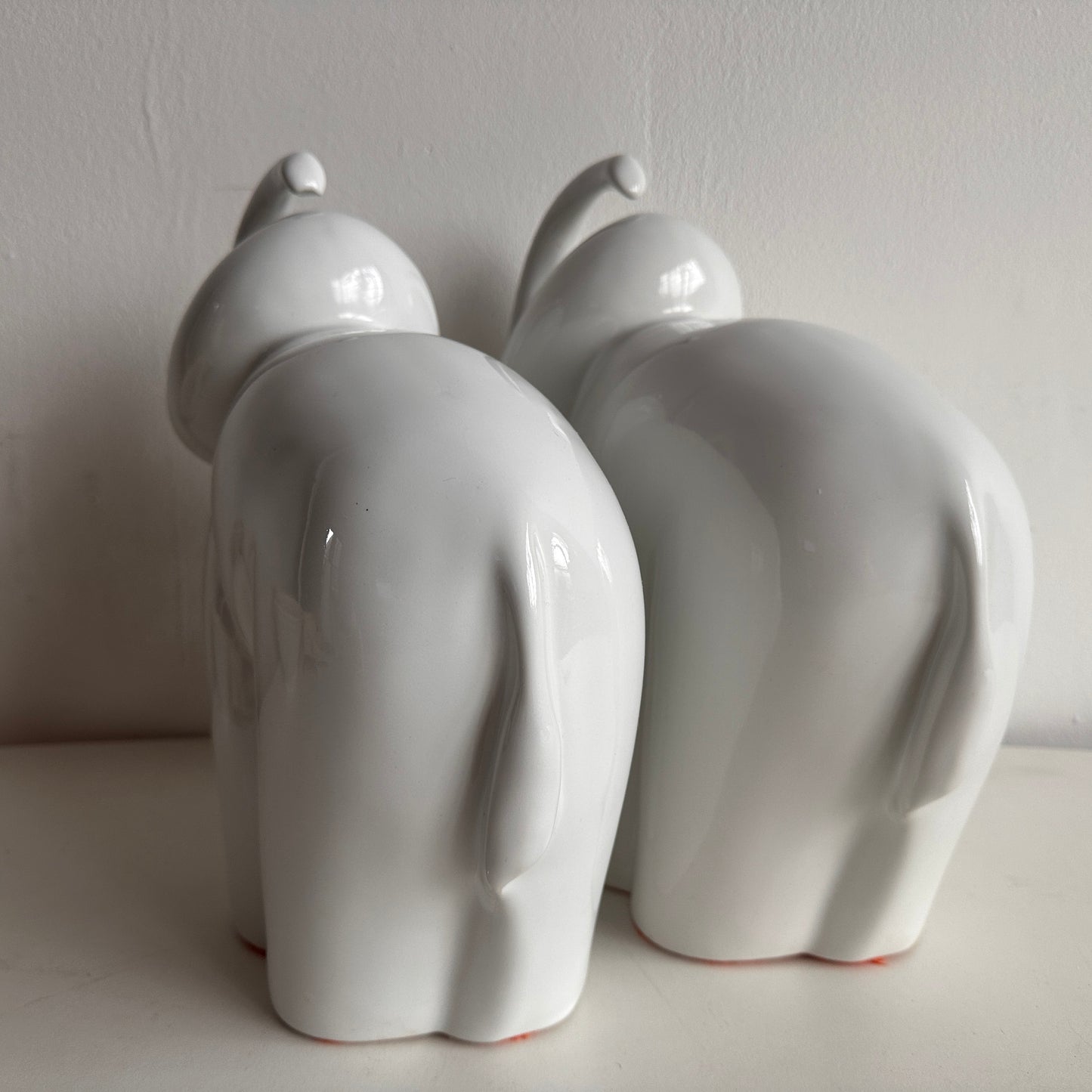 OB012 WHITE CERAMIC ELEPHANT PAIR