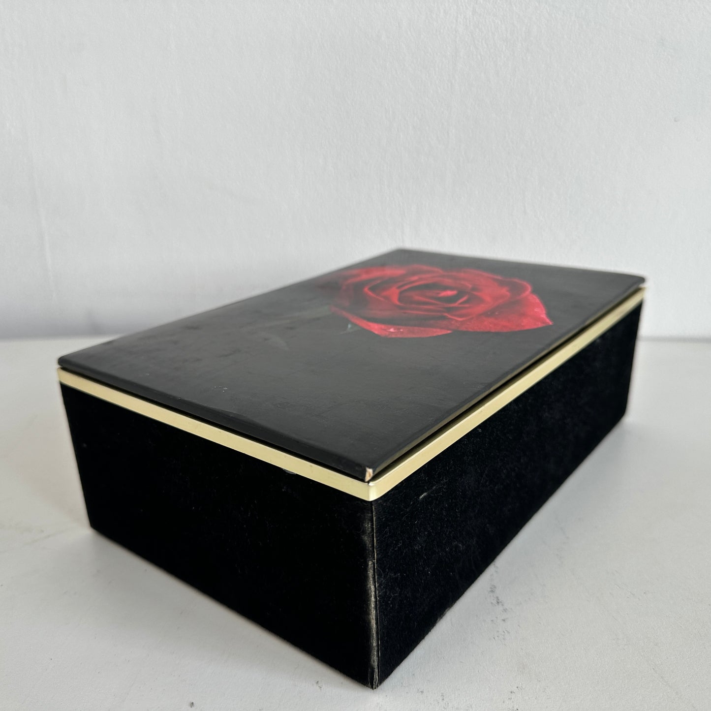 OB031 GOLD TRIM & RED ROSE BLACK BOX