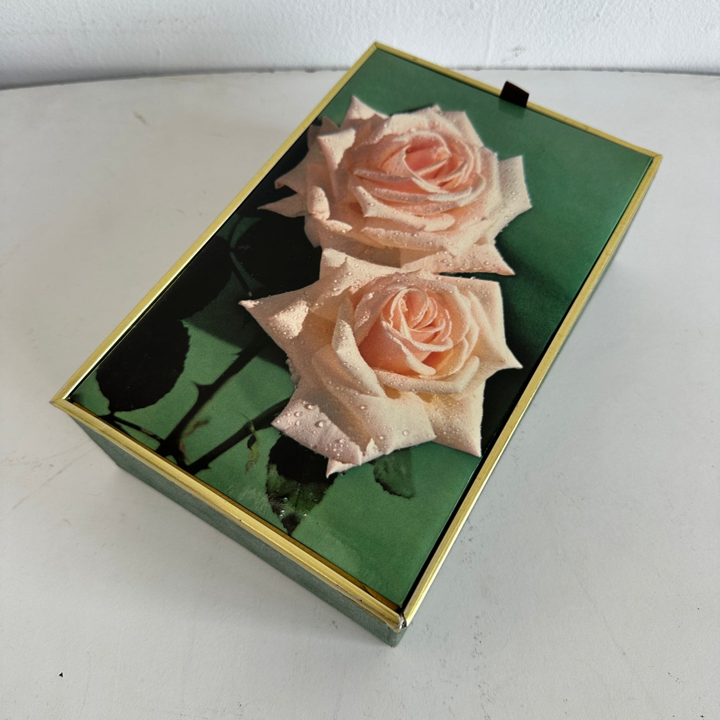 OB033 GREEN AND GOLD PALE PINK ROSE BOX