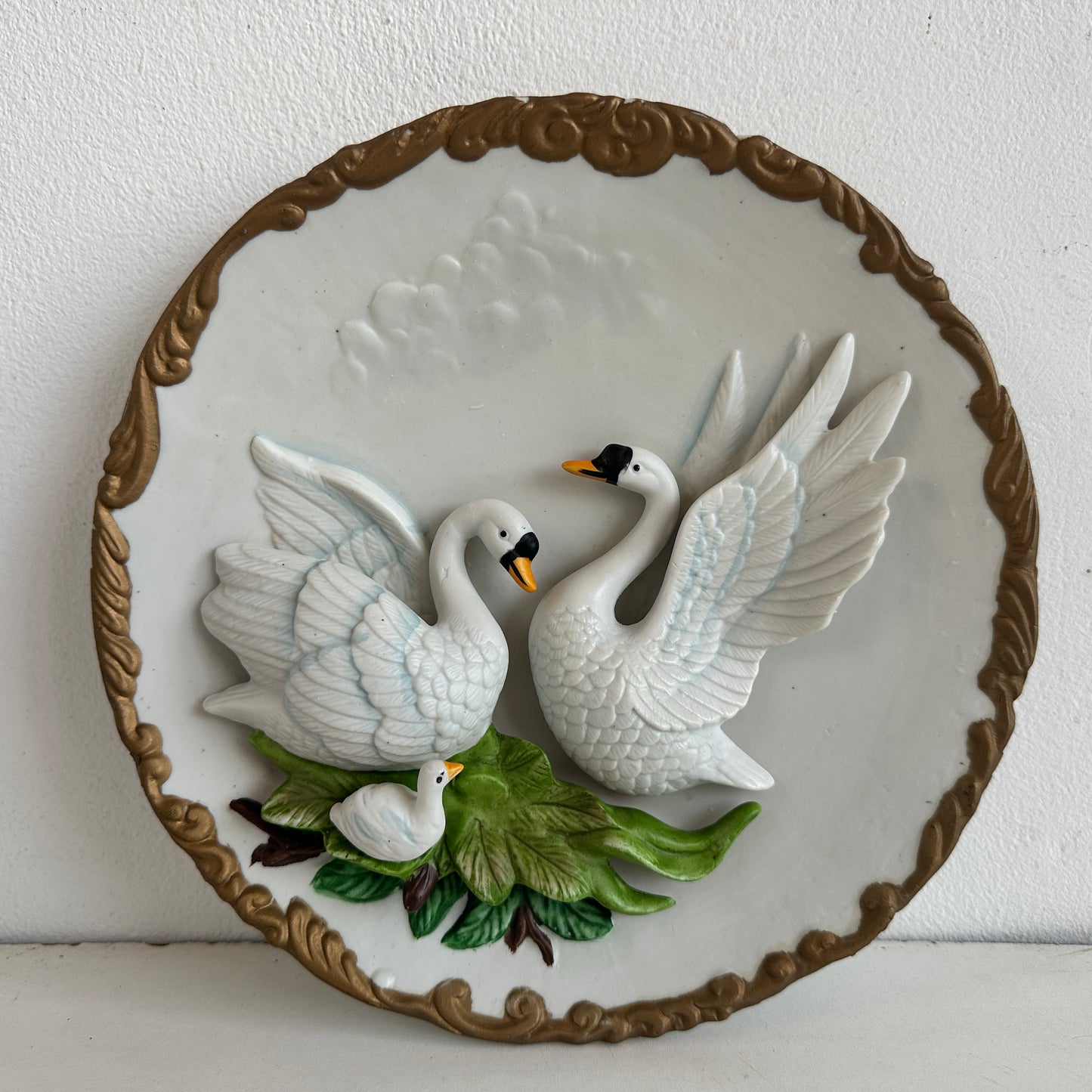 OB043 VINTAGE 3D PLATE WITH SWANS MADE OF CERAMIC & GOLD-COLORED DECORATIVE EDGE