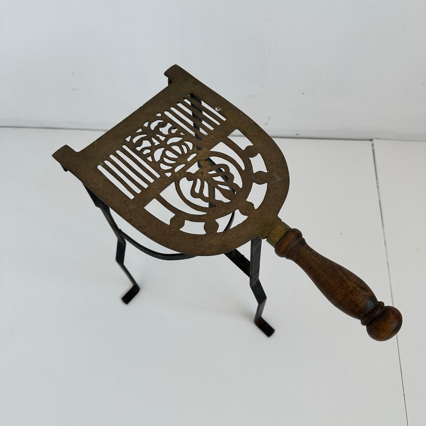 OB044 ANTIQUE FIREPLACE TRIVET WITH HANDLE