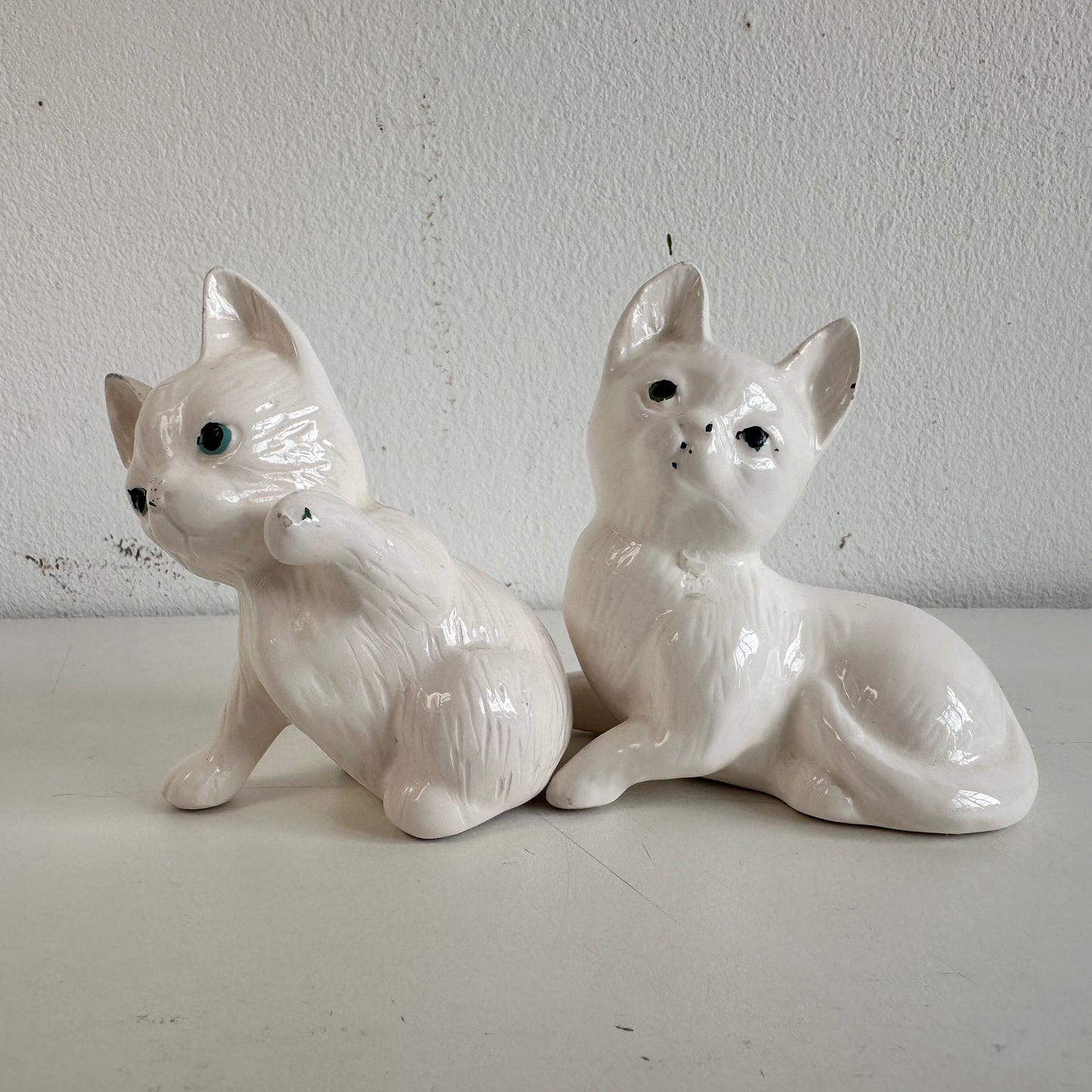 OB045 PAIR OF PORCELAIN KITTENS