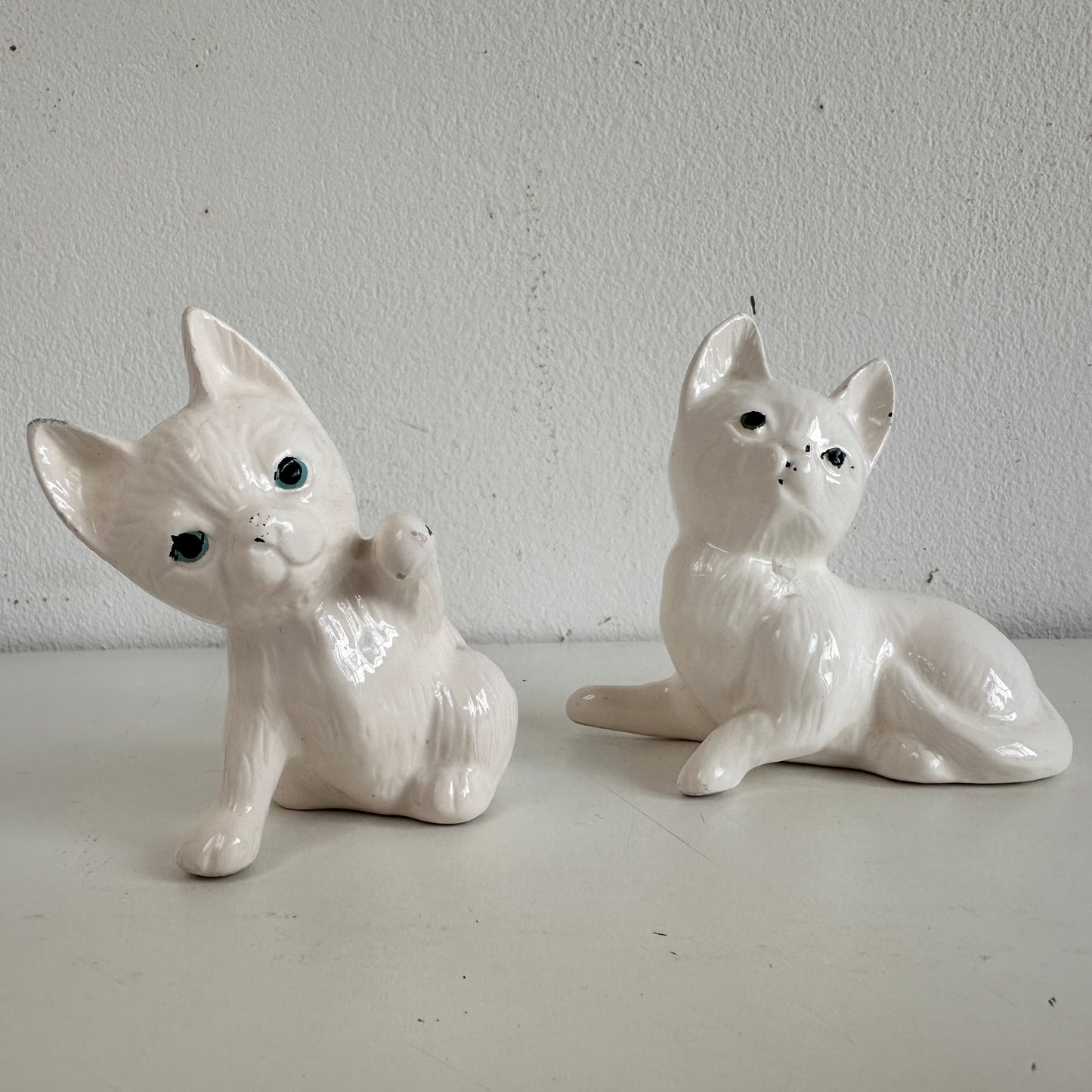 OB045 PAIR OF PORCELAIN KITTENS