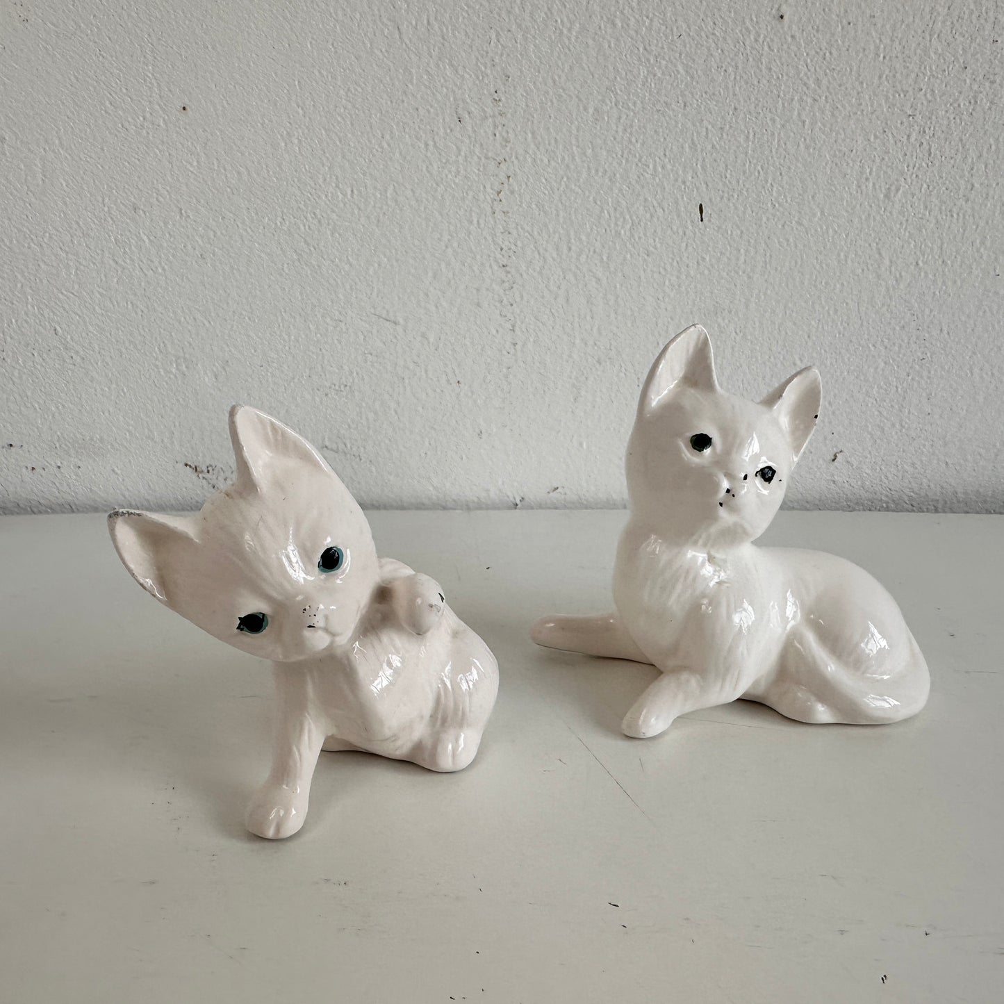 OB045 PAIR OF PORCELAIN KITTENS