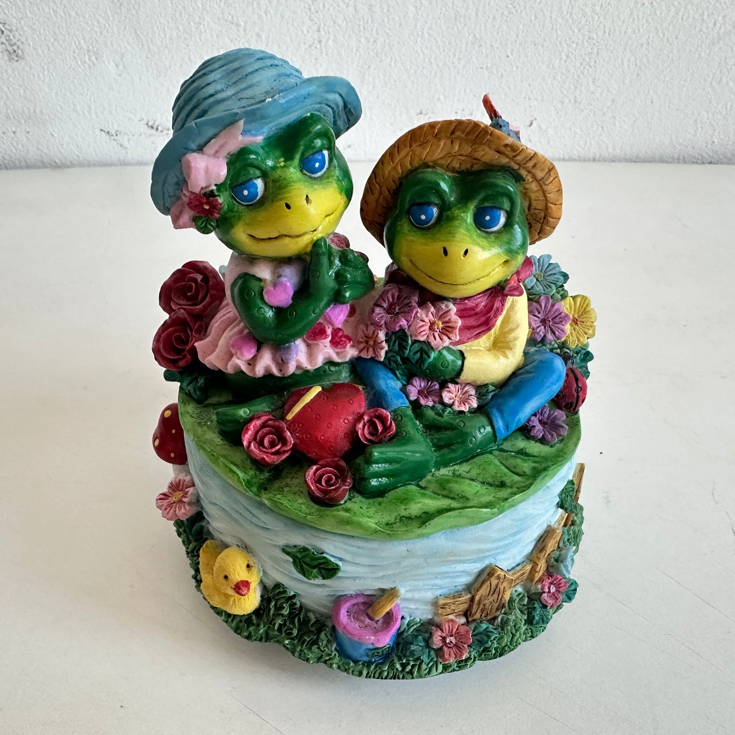 OB066 FROG PICNIC MUSIC BOX
