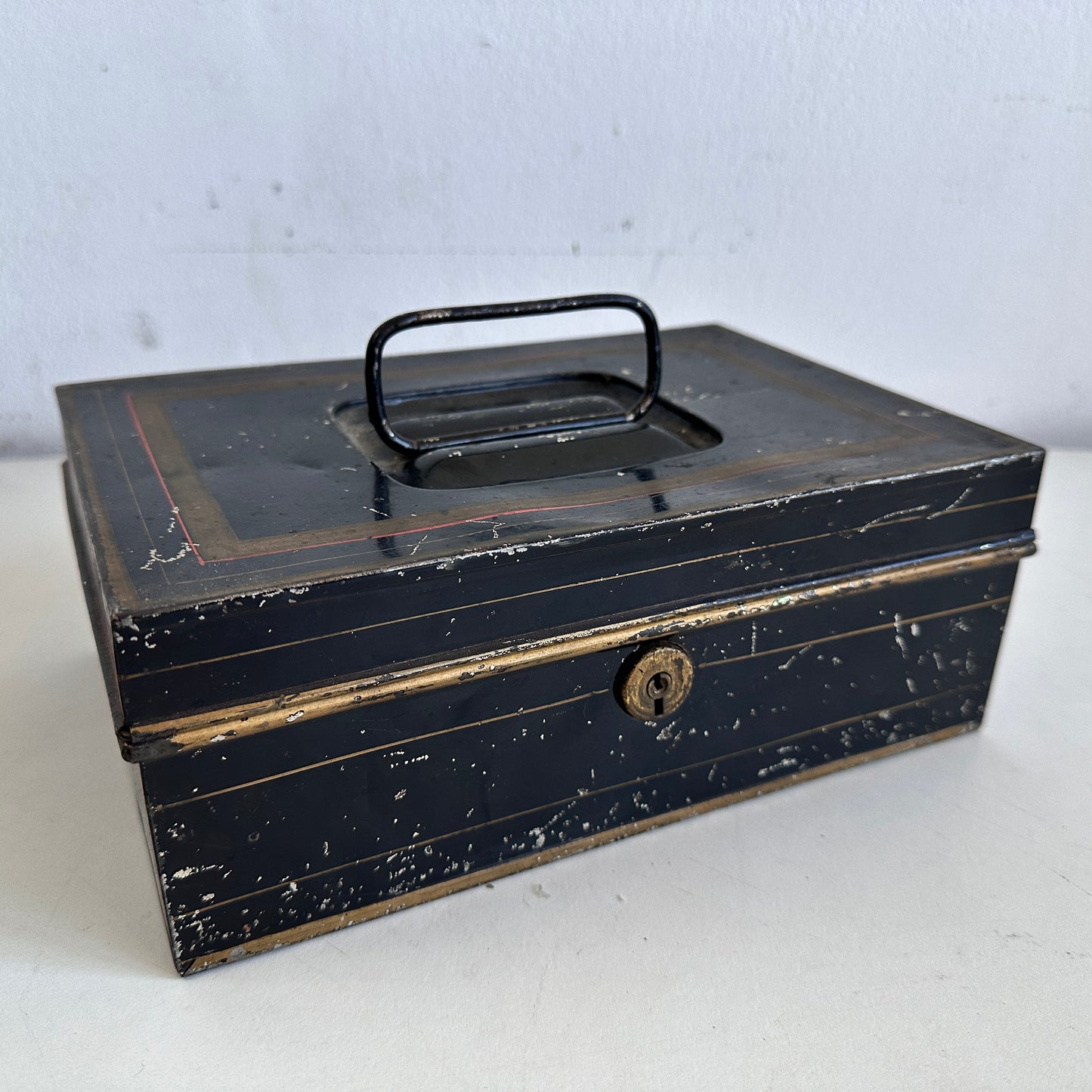 OB068 BLACK ANTIQUE CASH BOX