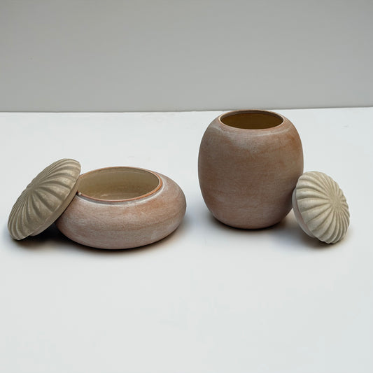 OB092 DECORATIVE TERRA COTTA JARS WITH SCALLOPED LIDS