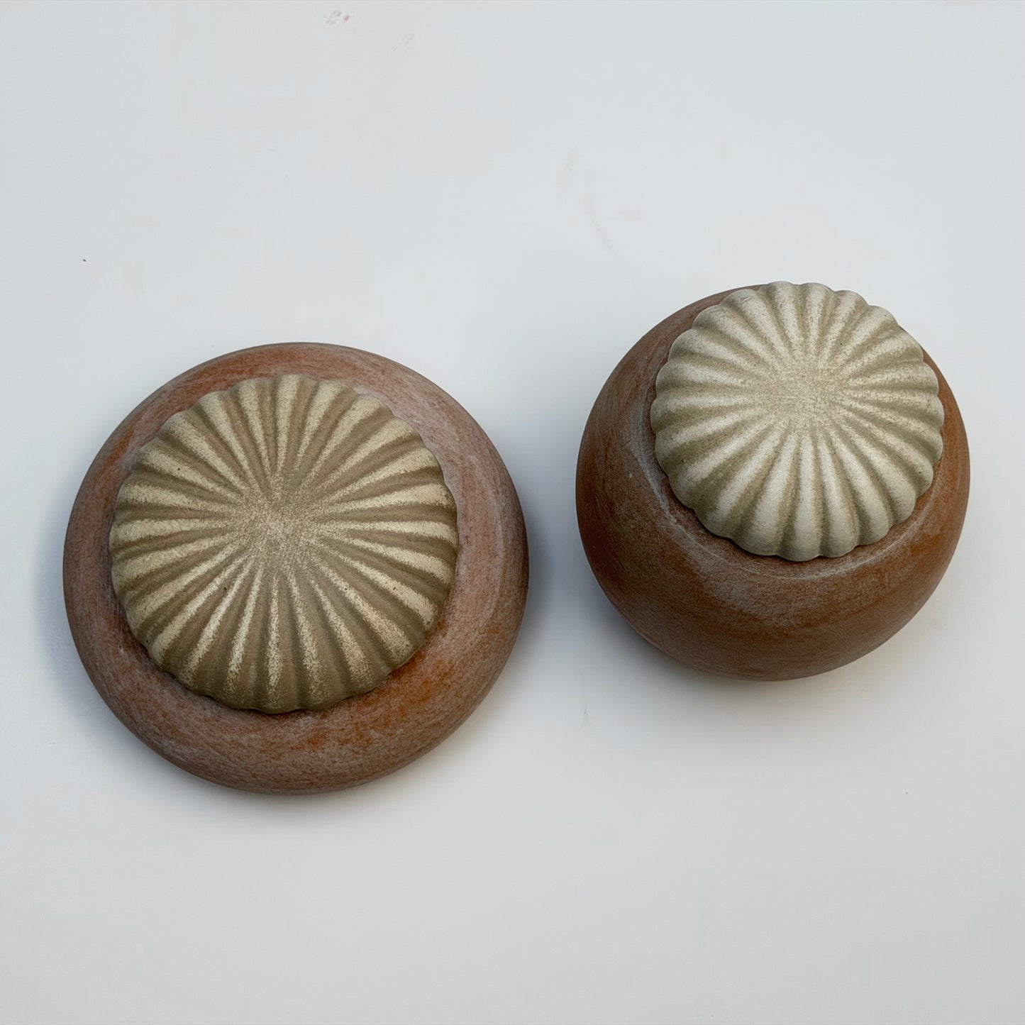 OB092 DECORATIVE TERRA COTTA JARS WITH SCALLOPED LIDS