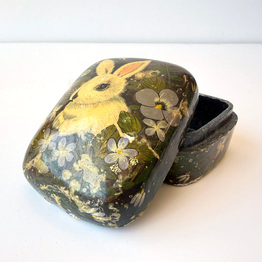 OB104 LAQUER FLORAL BUNNY TRINKET BOX
