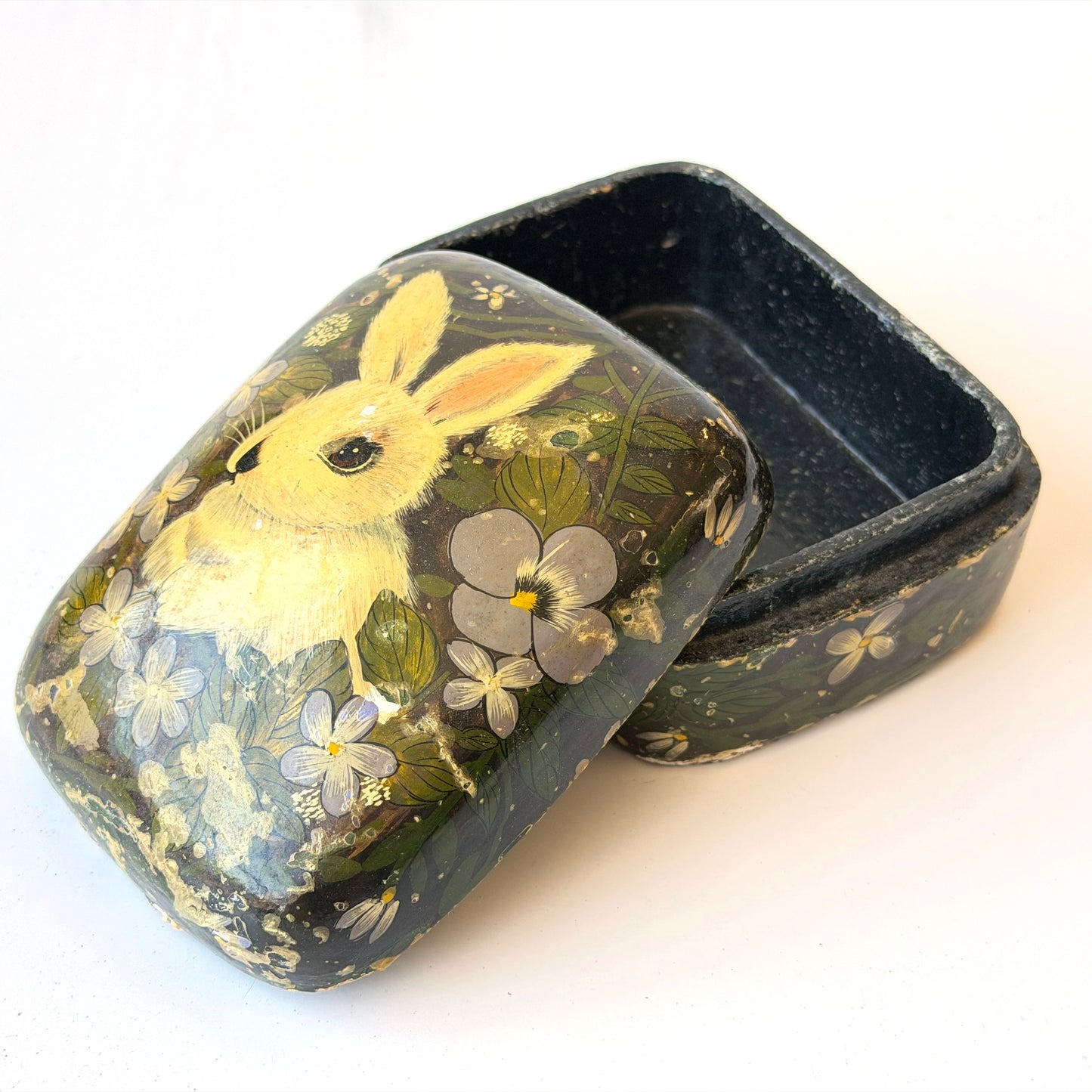 OB104 LAQUER FLORAL BUNNY TRINKET BOX