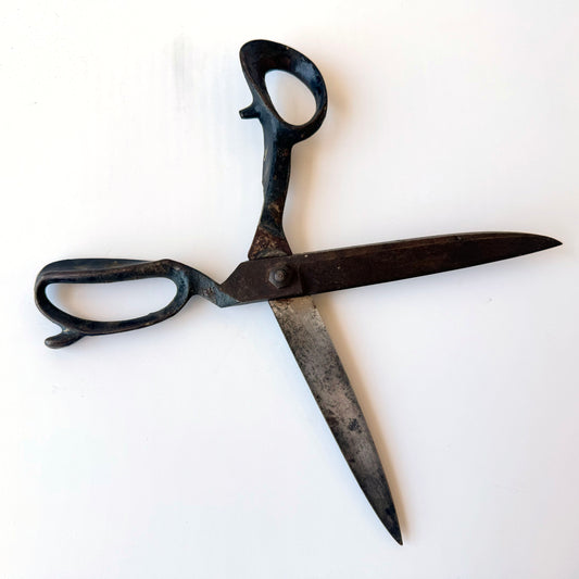 OB109 LARGE RUSTY SHEARS