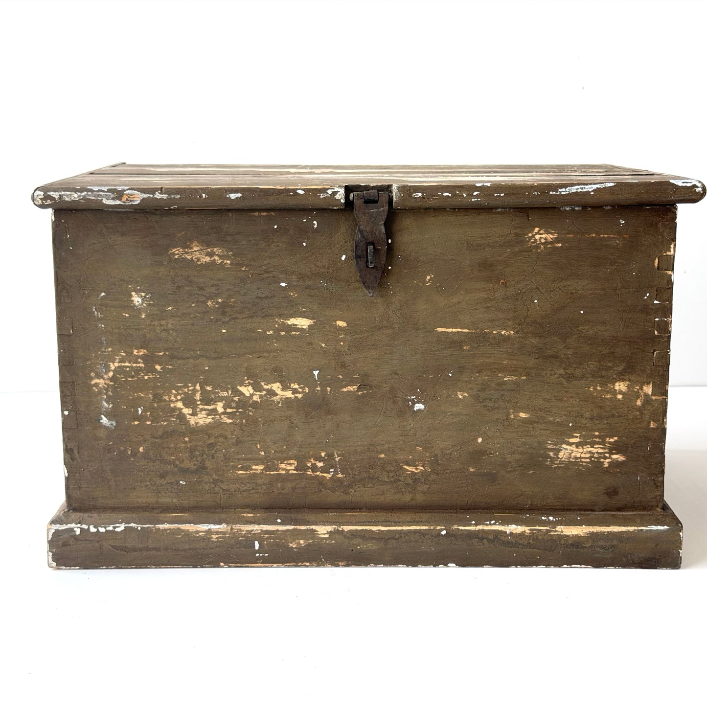 OB122 DISTRESSED ANTIQUE WOODEN TRUNK