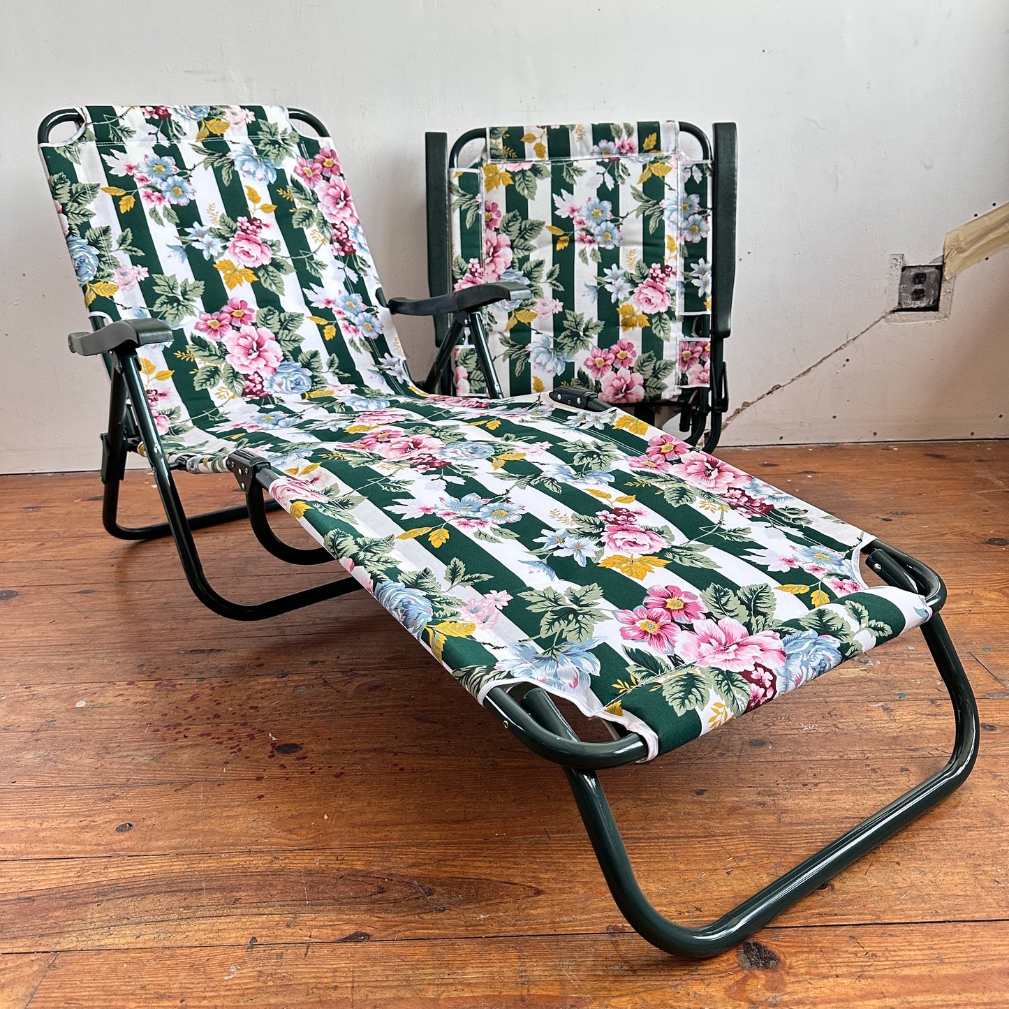 OD005 GREEN FRAMED FLORAL PRINT OUTDOOR BEACH LOUNGERS