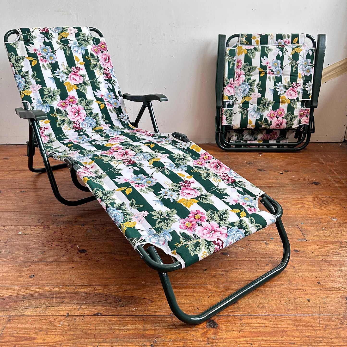 OD005 GREEN FRAMED FLORAL PRINT OUTDOOR BEACH LOUNGERS