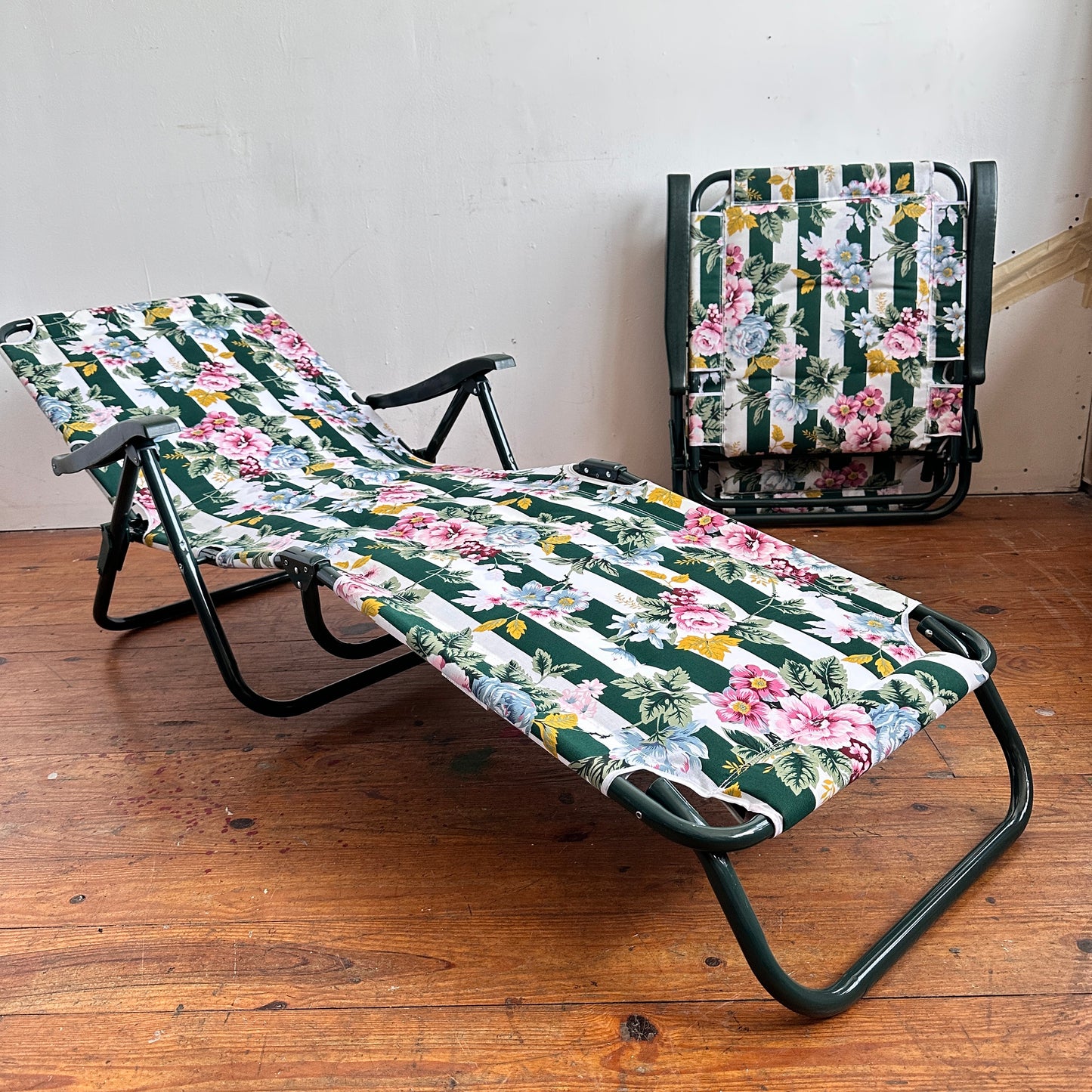 OD005 GREEN FRAMED FLORAL PRINT OUTDOOR BEACH LOUNGERS