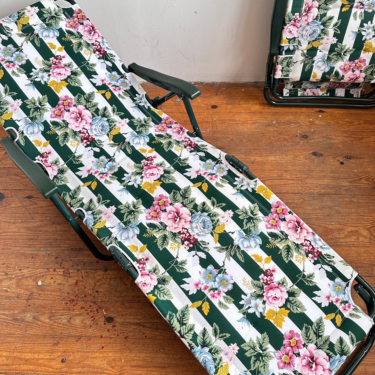 OD005 GREEN FRAMED FLORAL PRINT OUTDOOR BEACH LOUNGERS