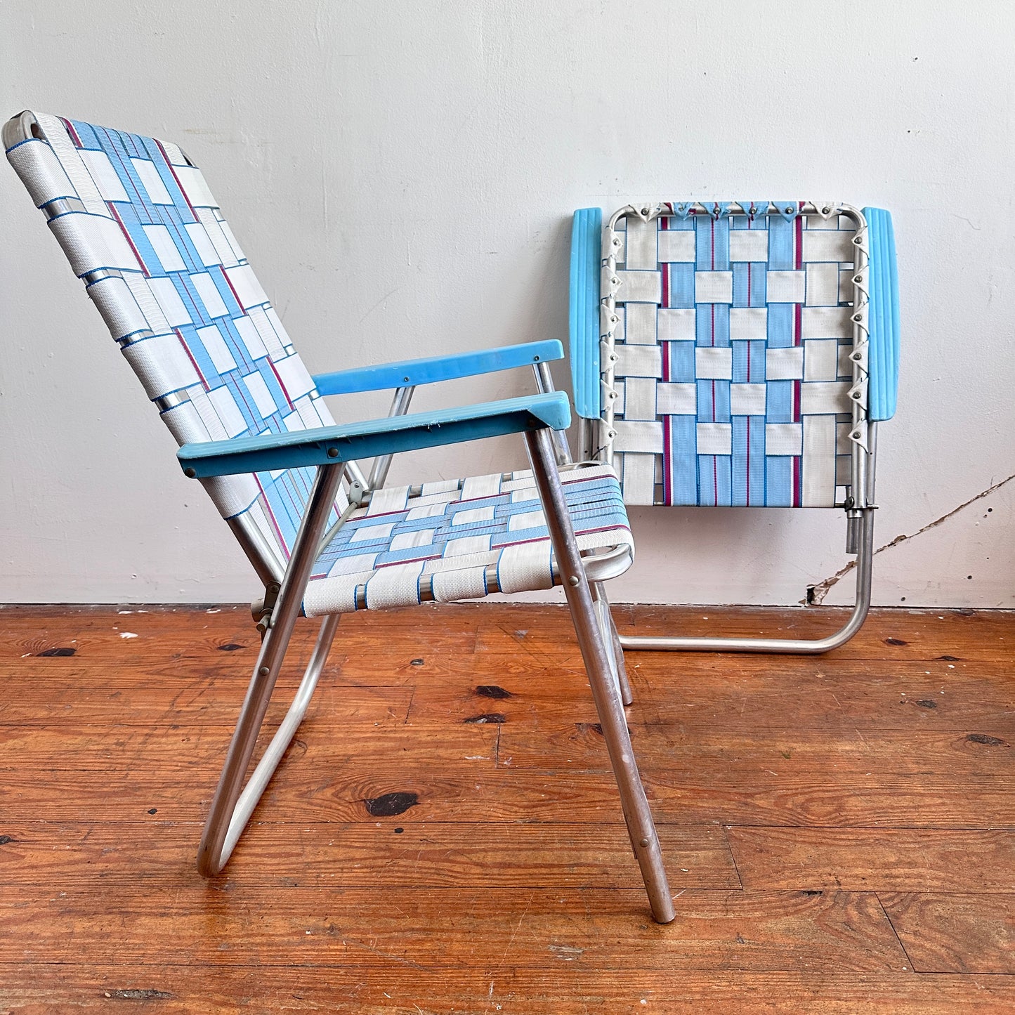 OD006 PAIR BLUE AND WHITE OUTDOOR FOLDING LAWN CHAIRS