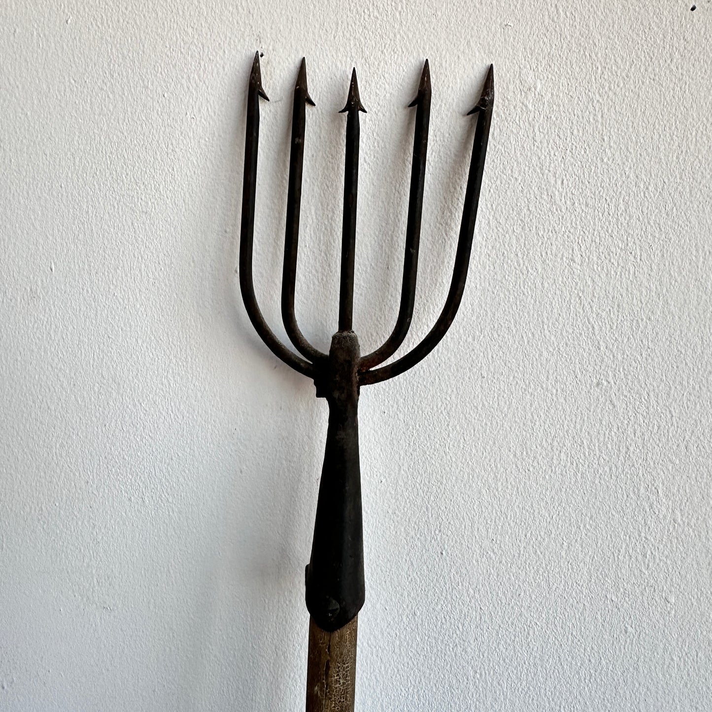 OD007 IRON & WOOD PITCHFORK