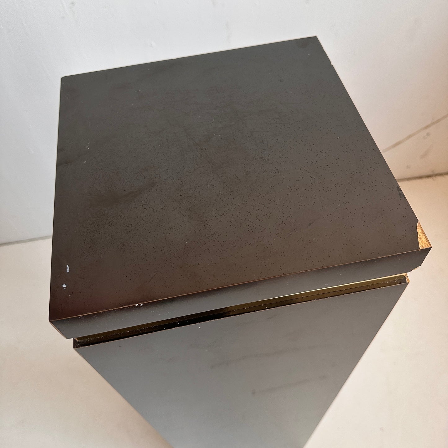 PD001 DISTRESSED LAMINATE PEDESTAL