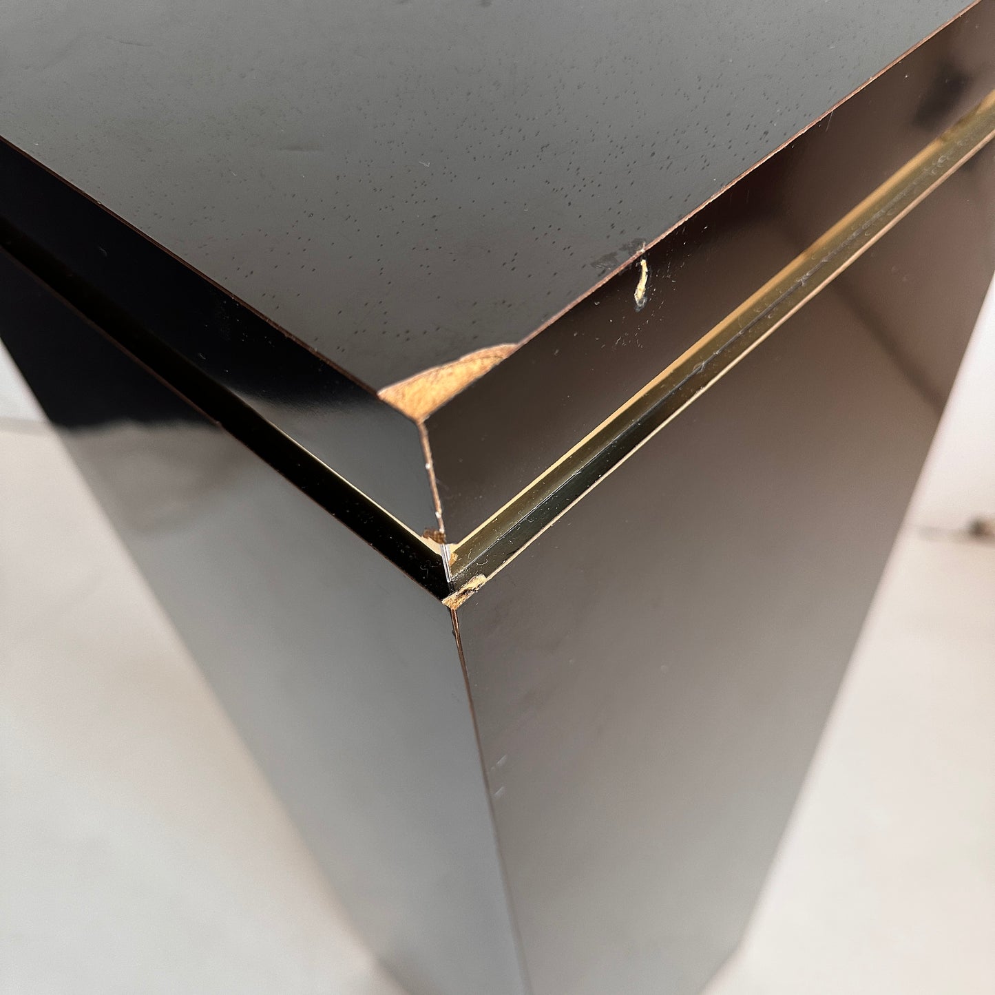PD001 DISTRESSED LAMINATE PEDESTAL