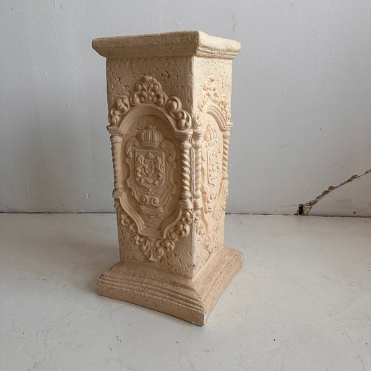 PD007 MEDIEVAL CREST PLASTER PEDESTAL