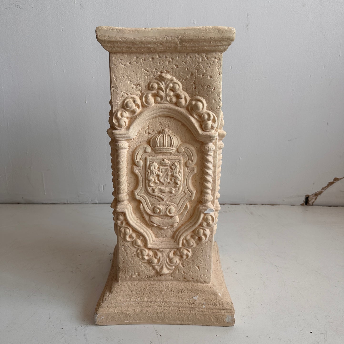 PD007 MEDIEVAL CREST PLASTER PEDESTAL