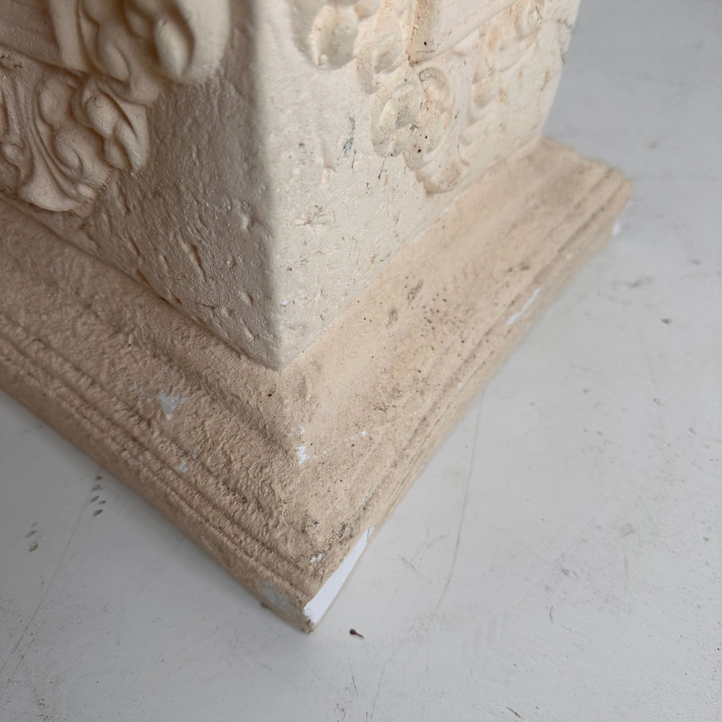 PD007 MEDIEVAL CREST PLASTER PEDESTAL