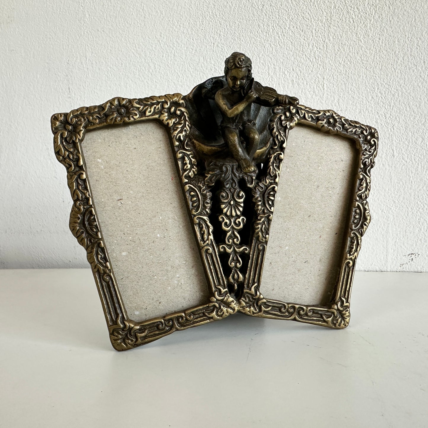 PF004 BABY ANGEL VIOLINIST BRASS DOUBLE PICTURE FRAME