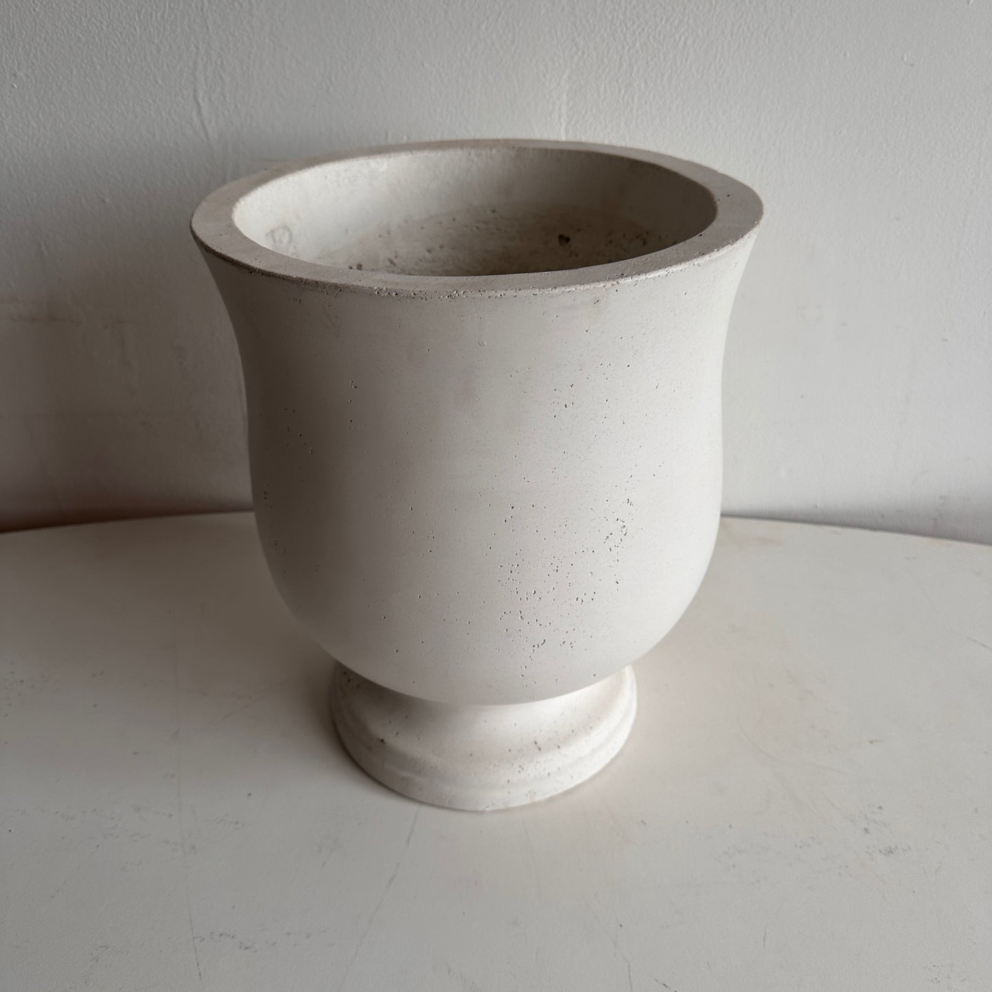 PL004 LARGE WHITE URN PLANTER